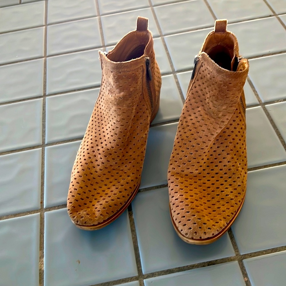 Woman Lucky brand boots 🥾